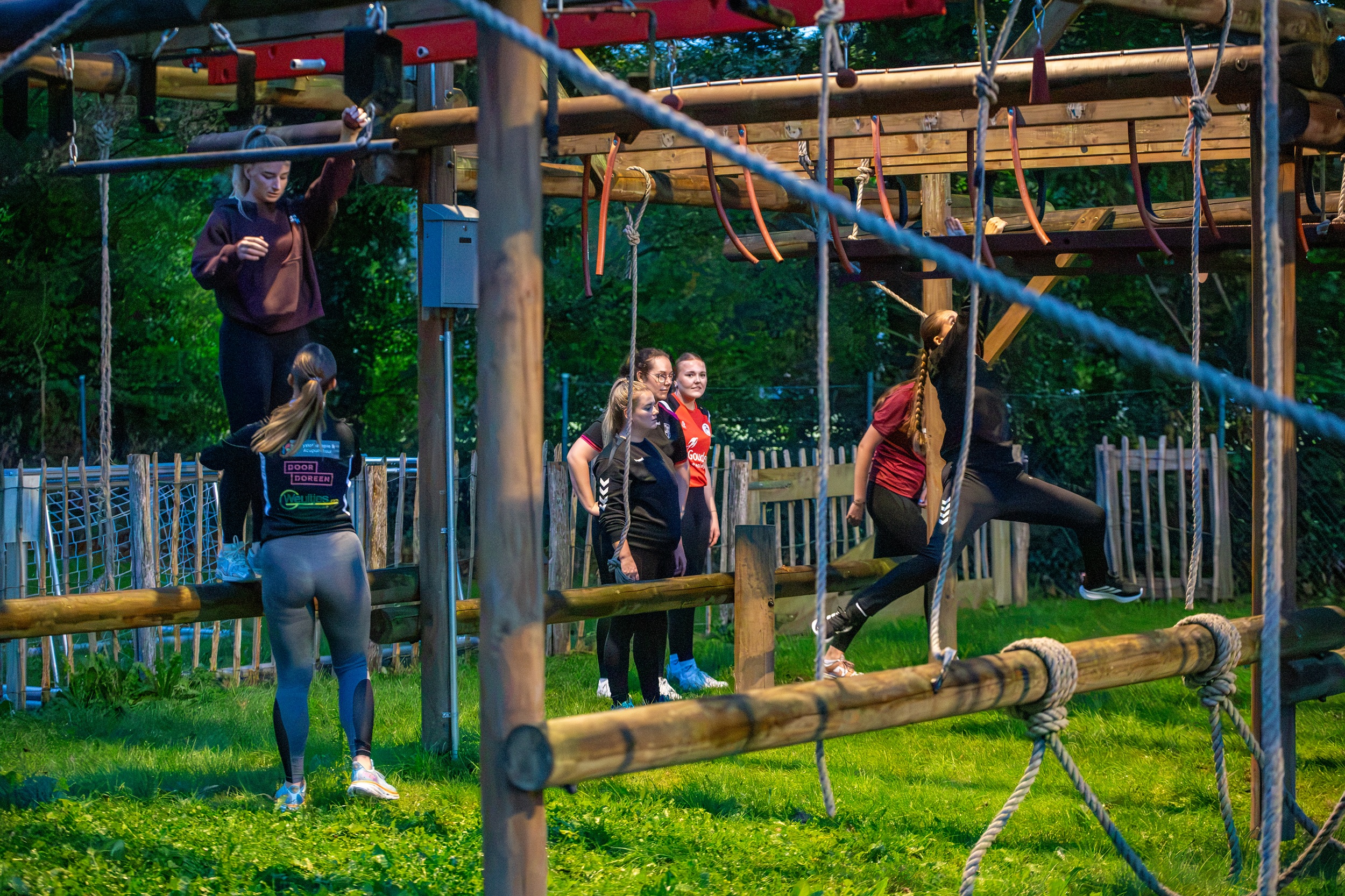 Foto: KCVO Dames ontdekken kracht van teamwork tijdens bijzondere survivaltraining