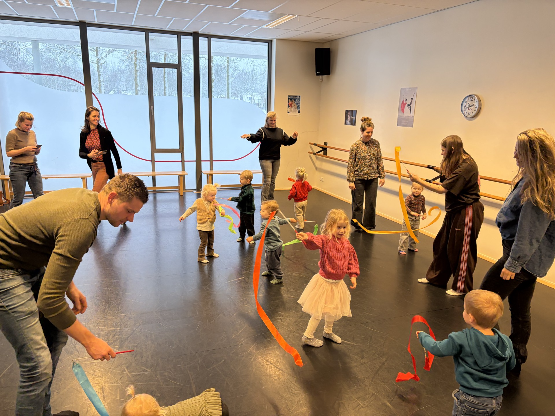 Foto: Samen dansen, ontdekken en groeien: Peuters op de dansvloer!