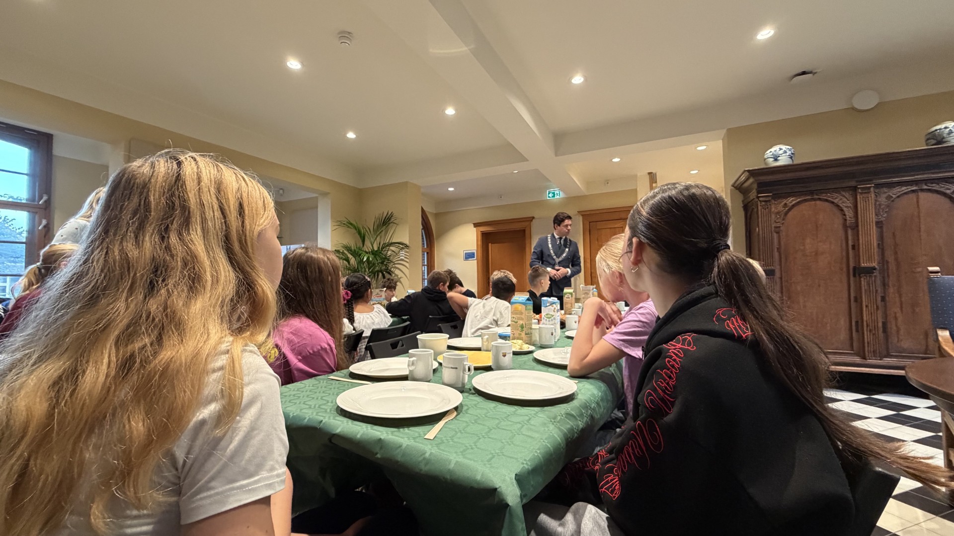 Foto: Burgemeester ontbijt met leerlingen van Jenaplanschool