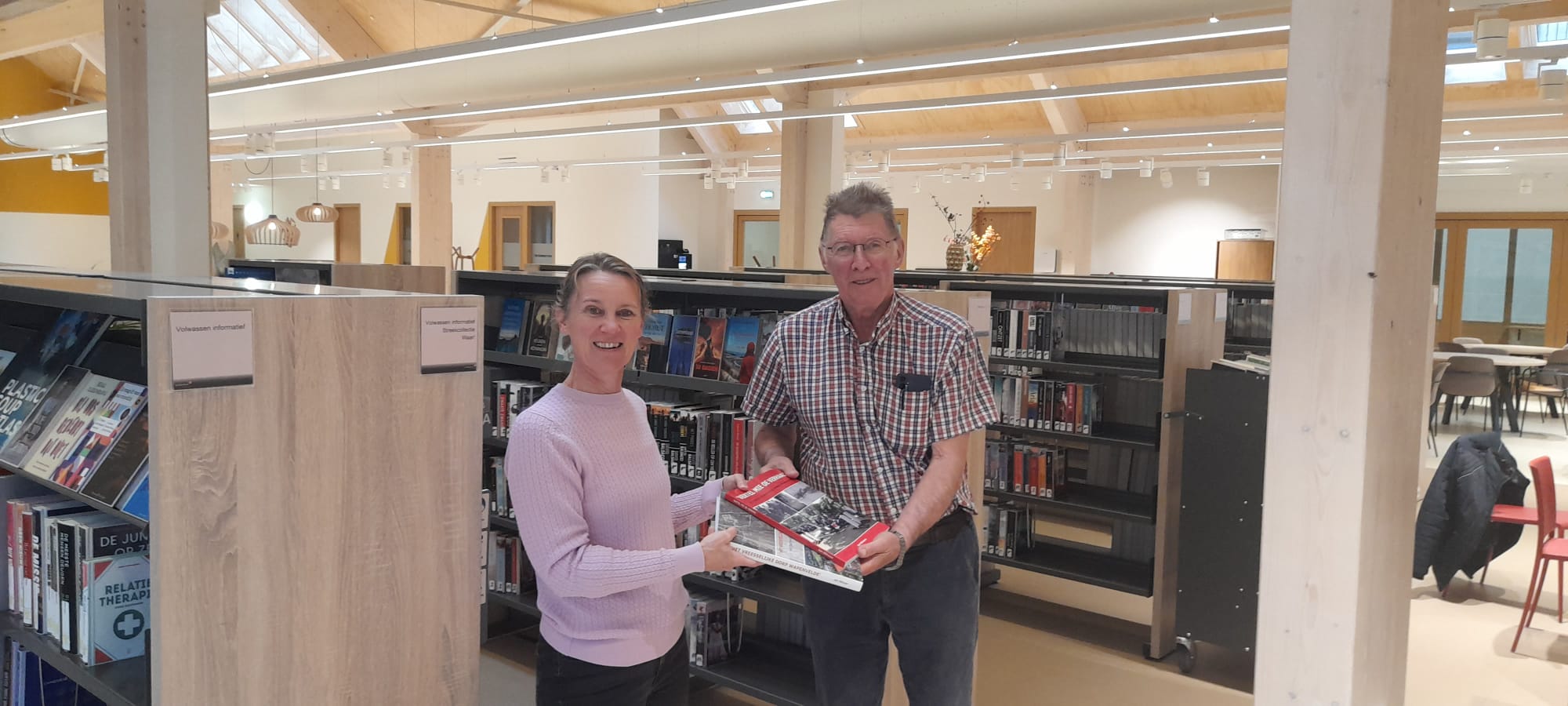 Foto: Jan Nitrauw schenkt boeken aan bibliotheek
