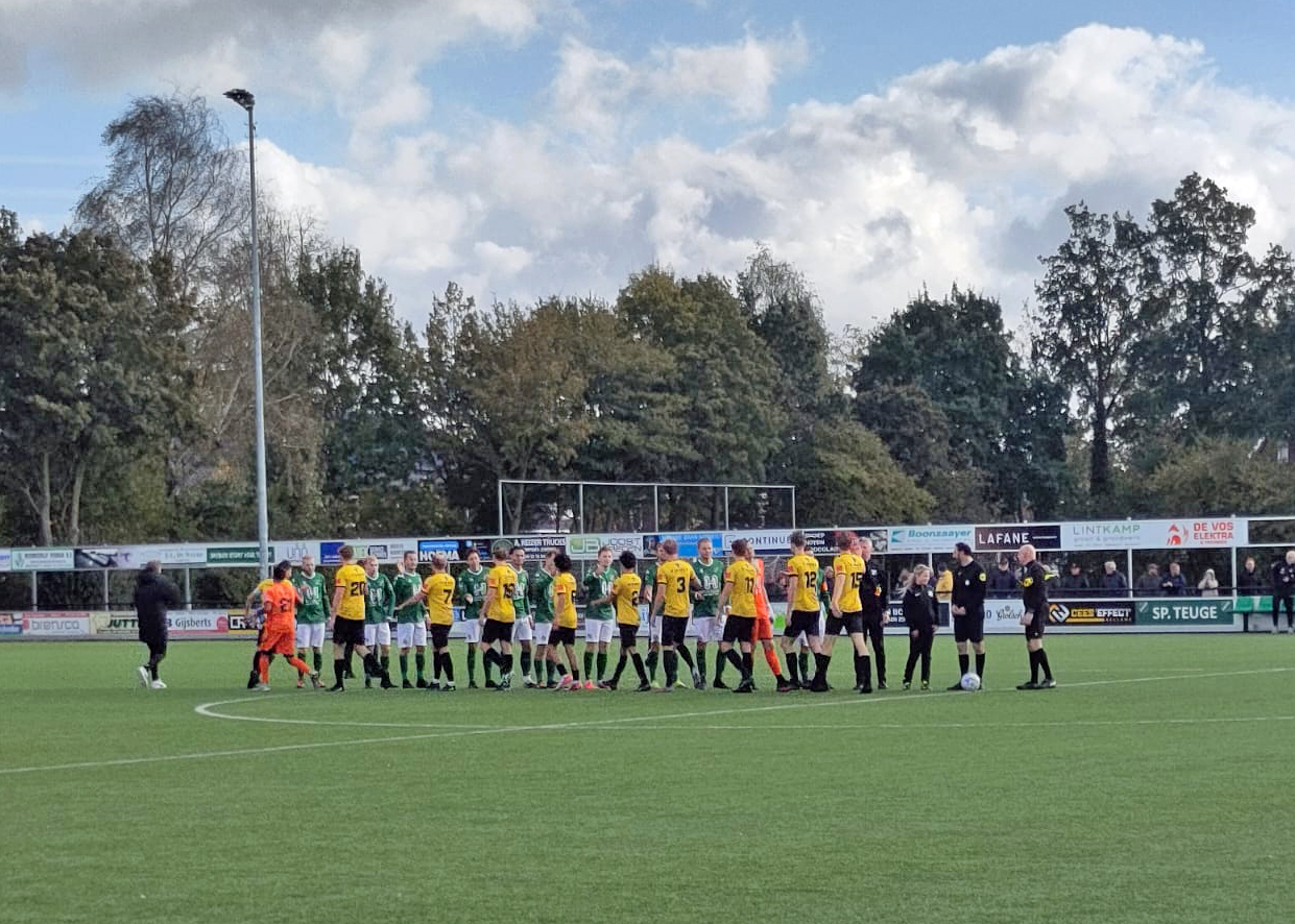 Foto: VIOS neemt in een half uur voldoende afstand van Sportclub Teuge