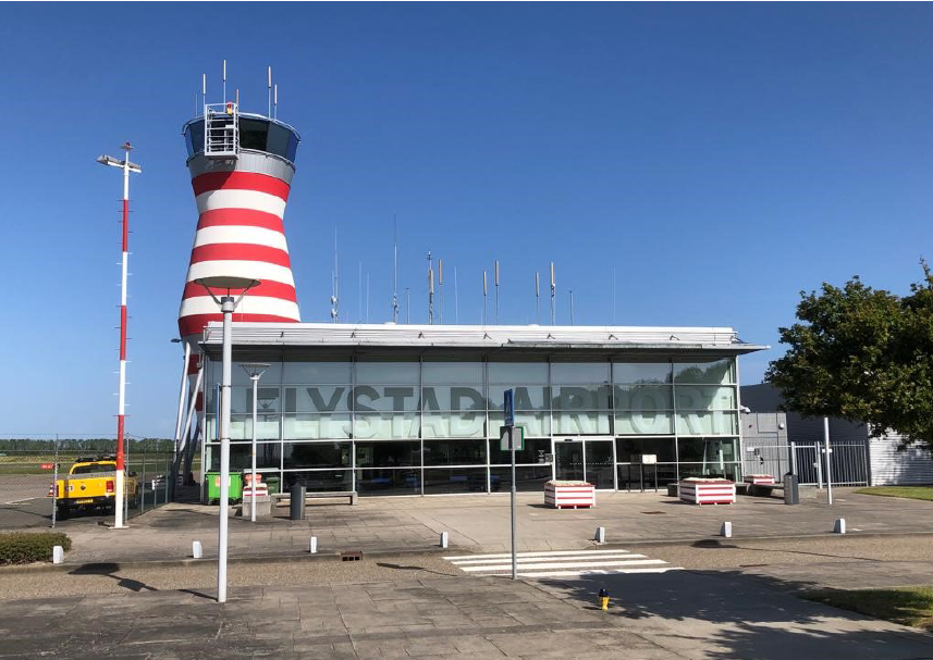 Foto: Minister: 'Lelystad Airport moet in oktober 2027 de deuren openen'
