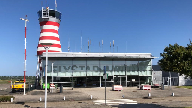 Foto: Minister: 'Lelystad Airport moet in oktober 2027 de deuren openen'