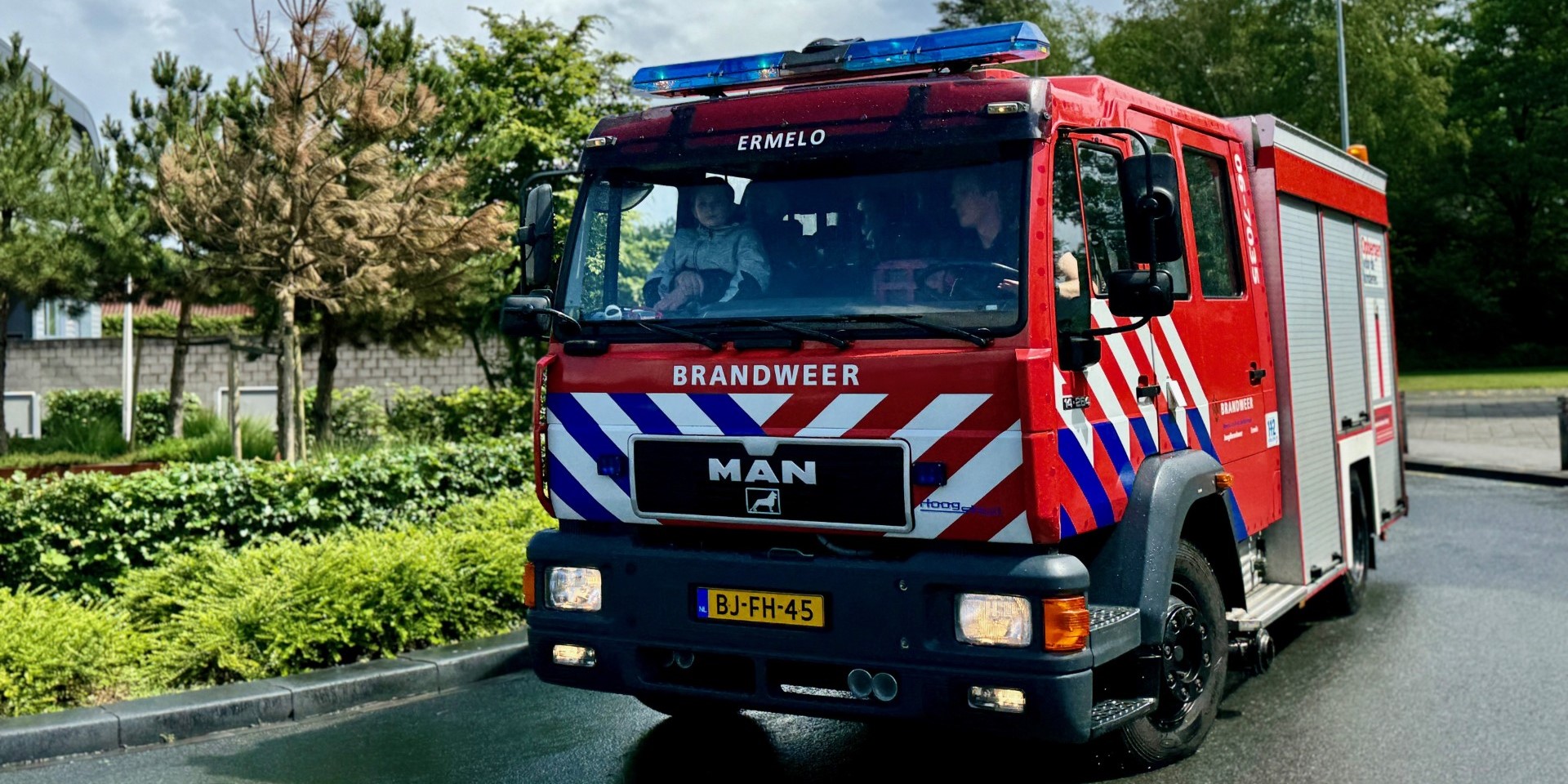Foto: Brandweer haalt vier tieners van dak leegstaand pand