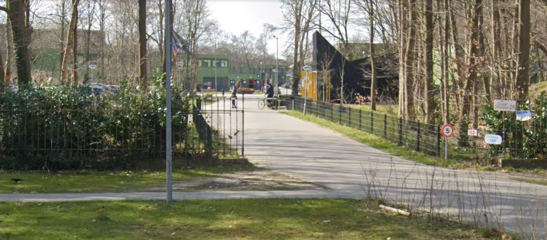 Foto: AZC Harderwijk blijft voorlopig open: COA heeft locatie nog maximaal een jaar nodig