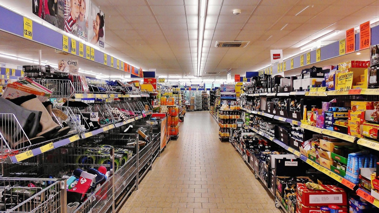 Foto: Harderwijker loopt bij supermarkt tegen openstaande celstraf aan