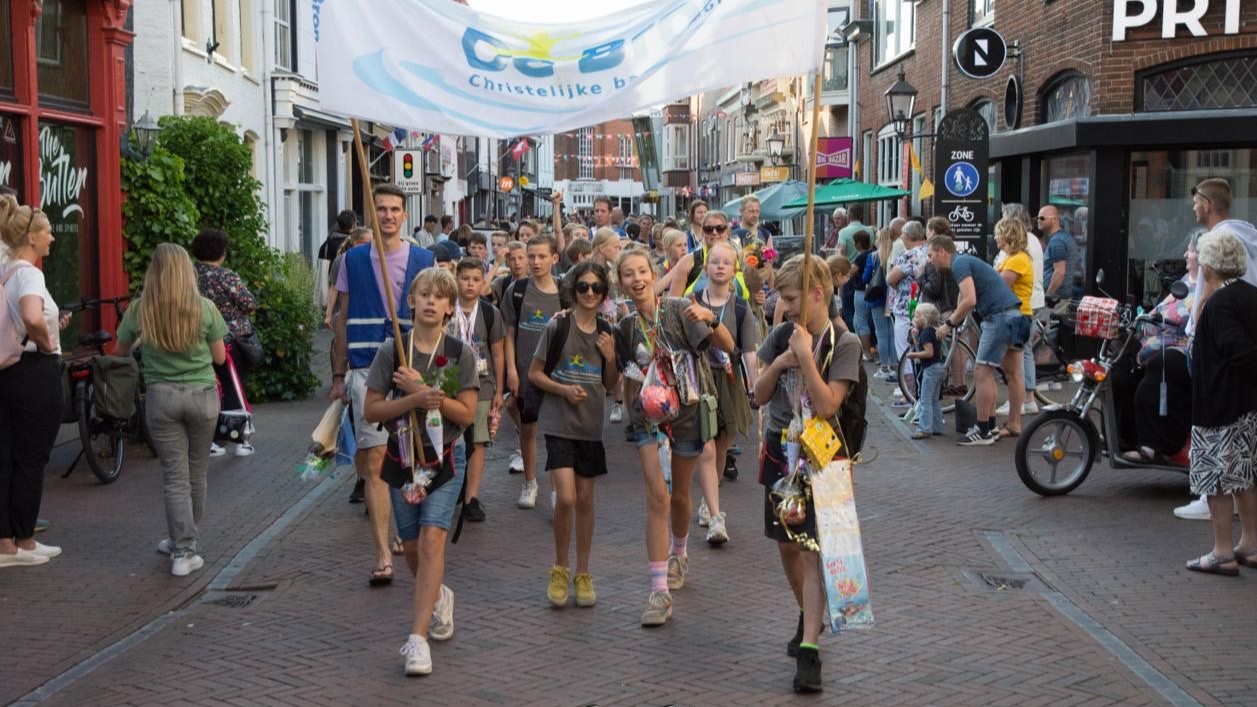 Foto: Avondvierdaagse Harderwijk start ondanks eerdere twijfels over voortbestaan