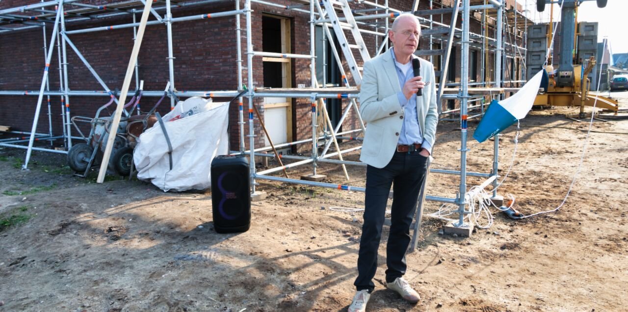 Foto: Vlag in top bij nieuwbouw sociale huurwoningen in Gastel
