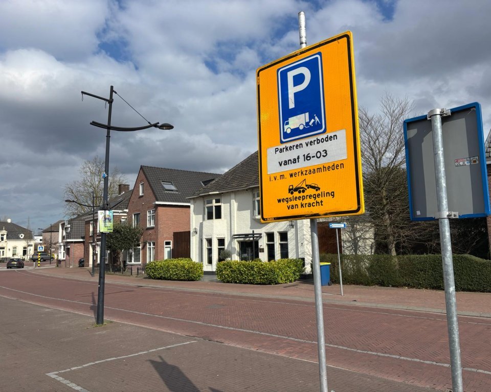 Foto: Werkzaamheden ter voorbereiding voor herinrichting gemeentehuisplein Heeze