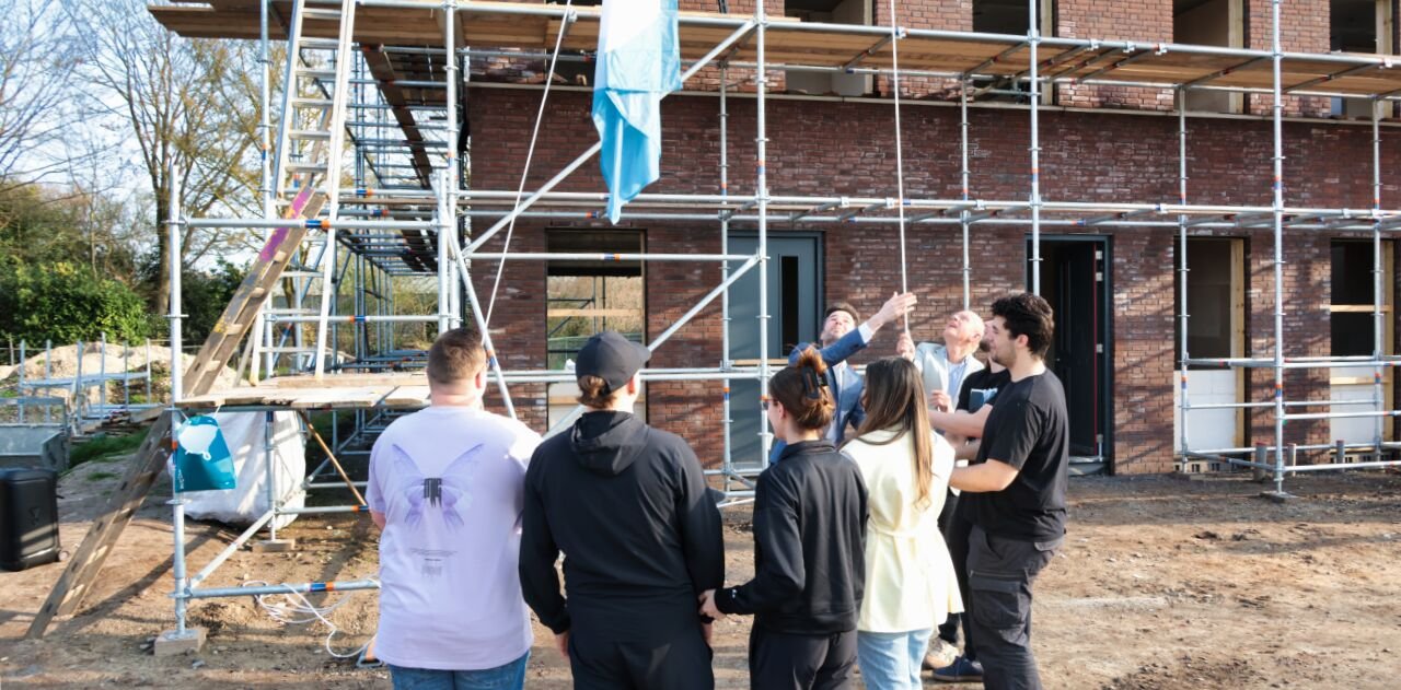 Foto: Vlag in top bij nieuwbouw sociale huurwoningen in Gastel