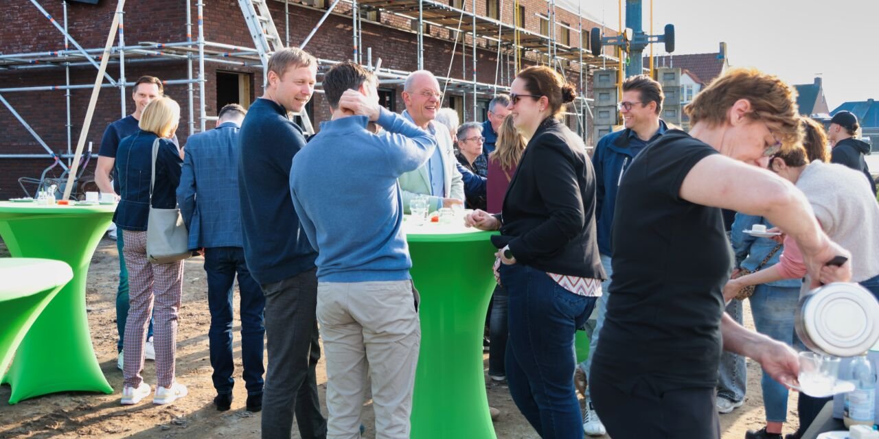 Foto: Vlag in top bij nieuwbouw sociale huurwoningen in Gastel