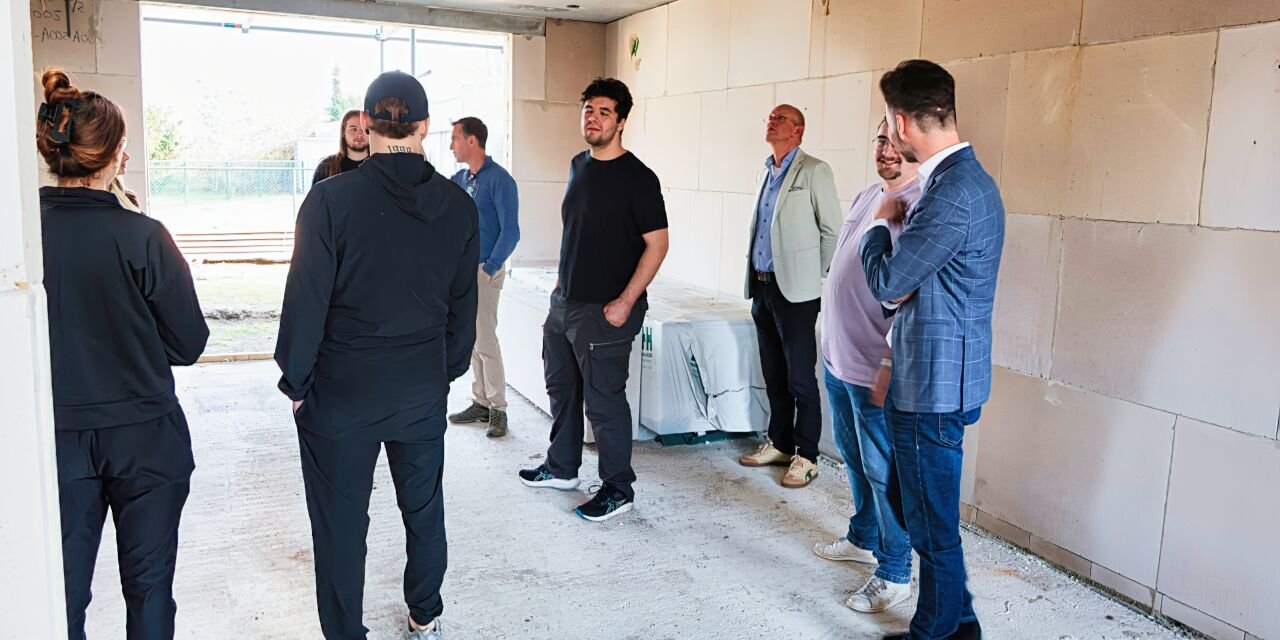 Foto: Vlag in top bij nieuwbouw sociale huurwoningen in Gastel