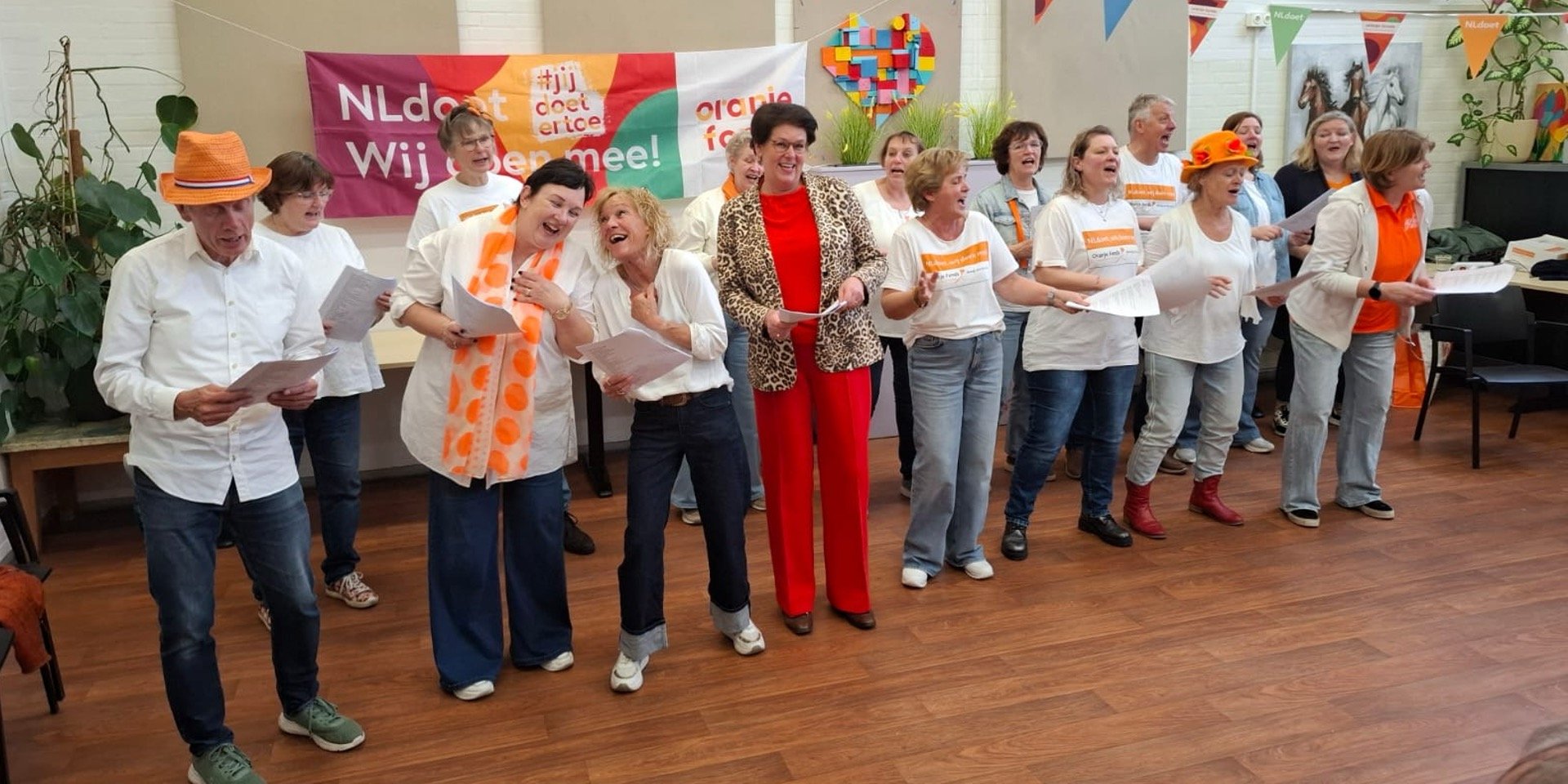 Foto: Burgemeester Van Overdijk ruilt gemeentehuis voor alpaca's en High Tea