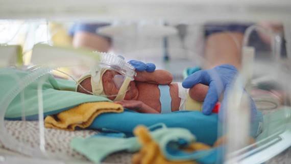 Foto: Máxima MC zet innovatieve ‘Bambi Belt’ in voor te vroeg geboren baby’s