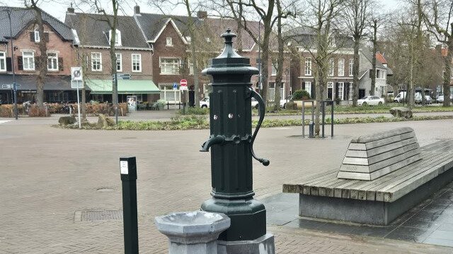 Foto: Historische dorpspomp in Valkenswaard aangewezen als gemeentelijk monument