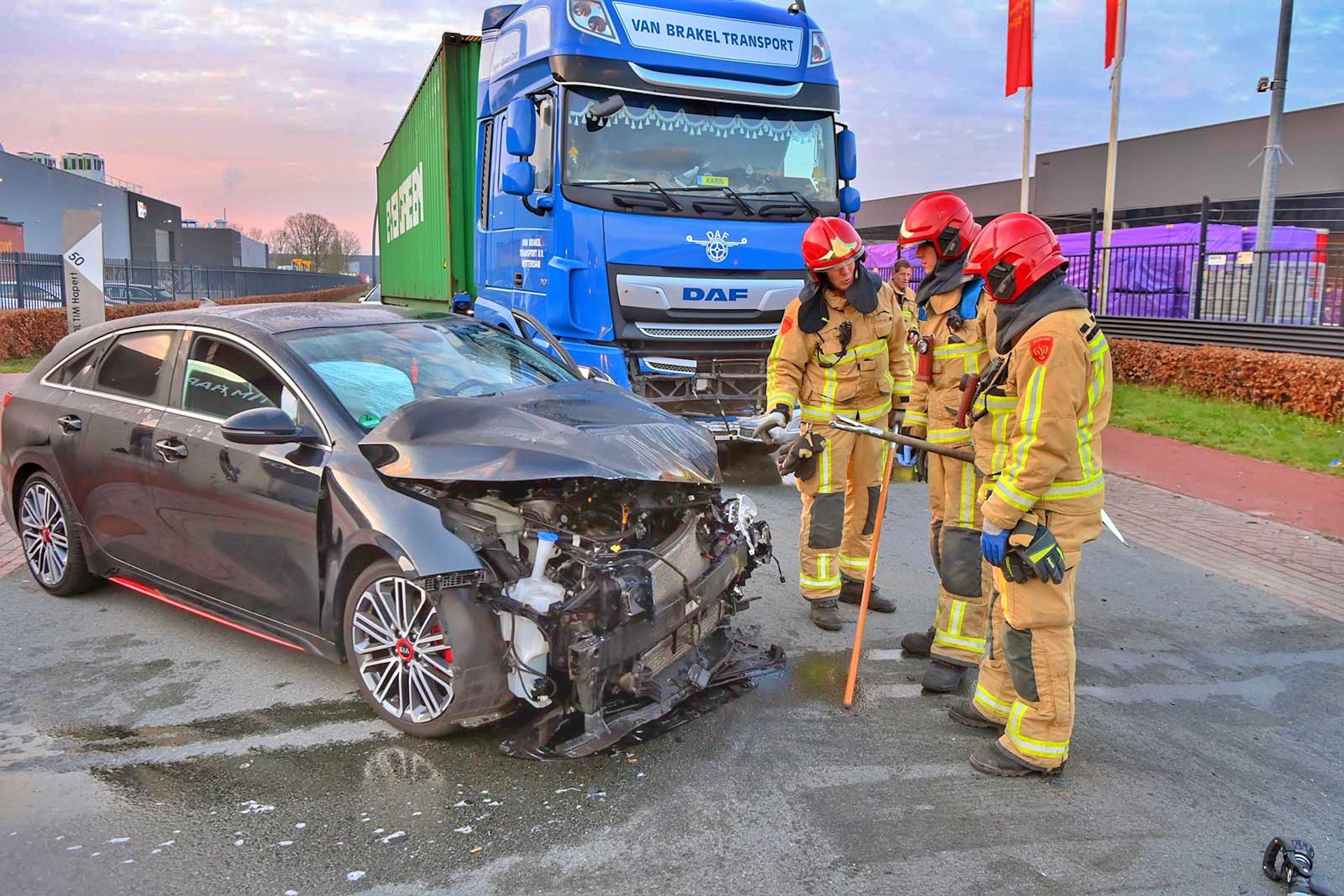 Foto: Gewonde bij aanrijding tussen auto en vrachtwagen in Hapert
