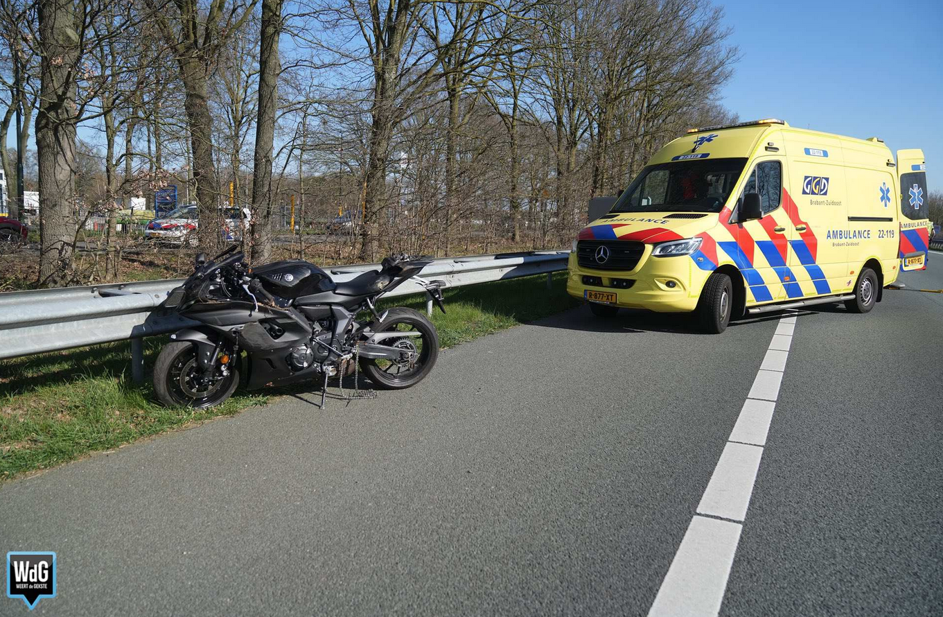 Foto: Motorrijder ten val op A2 bij Maarheeze, snelweg tijdelijk dicht