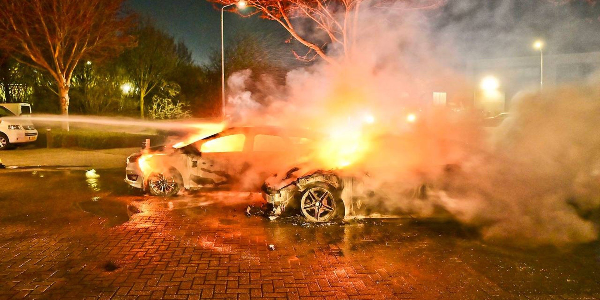 Foto: Brand verwoest auto's bij autoschadeherstelbedrijf in Valkenswaard