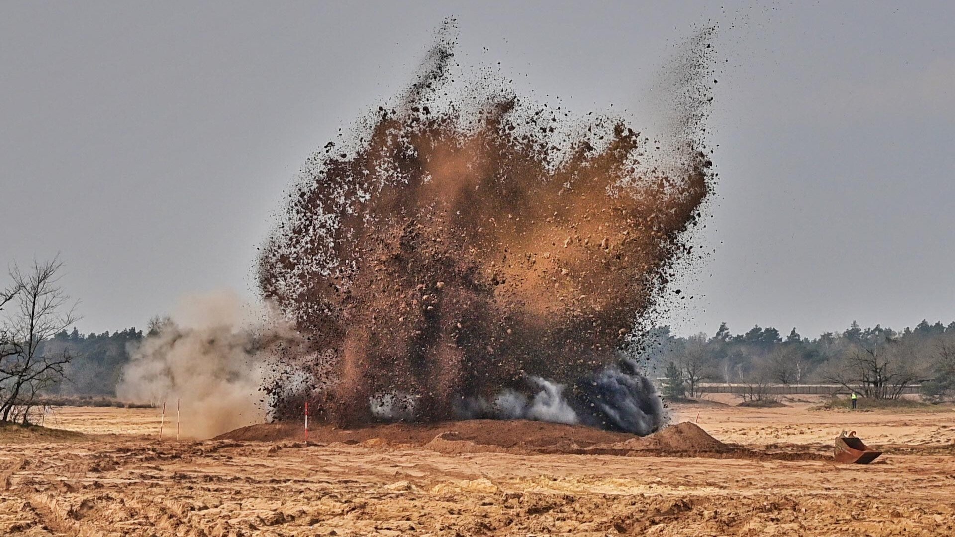 Foto: Tweede Wereldoorlogbom uit Knegsel veilig tot ontploffing gebracht