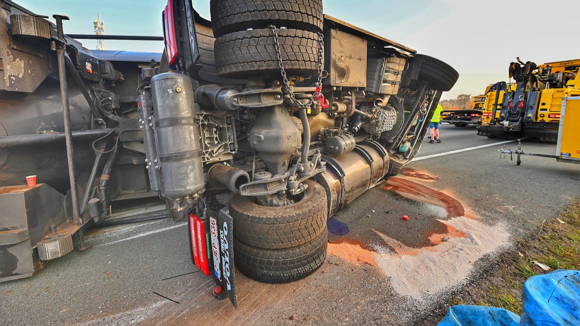 Foto: Vrachtwagen met 28 ton veevoer gekanteld op A67 bij Hapert
