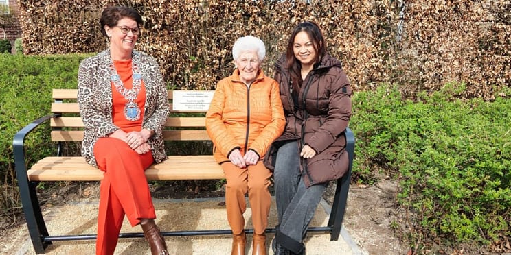 Foto: Bankje voor 100-jarige mevrouw Van Hout-Cox in Valkenswaard