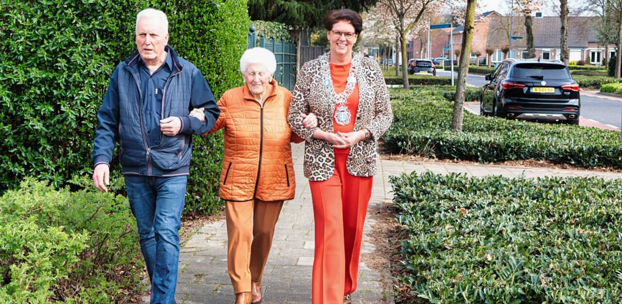 Foto: Bankje voor 100-jarige mevrouw Van Hout-Cox in Valkenswaard