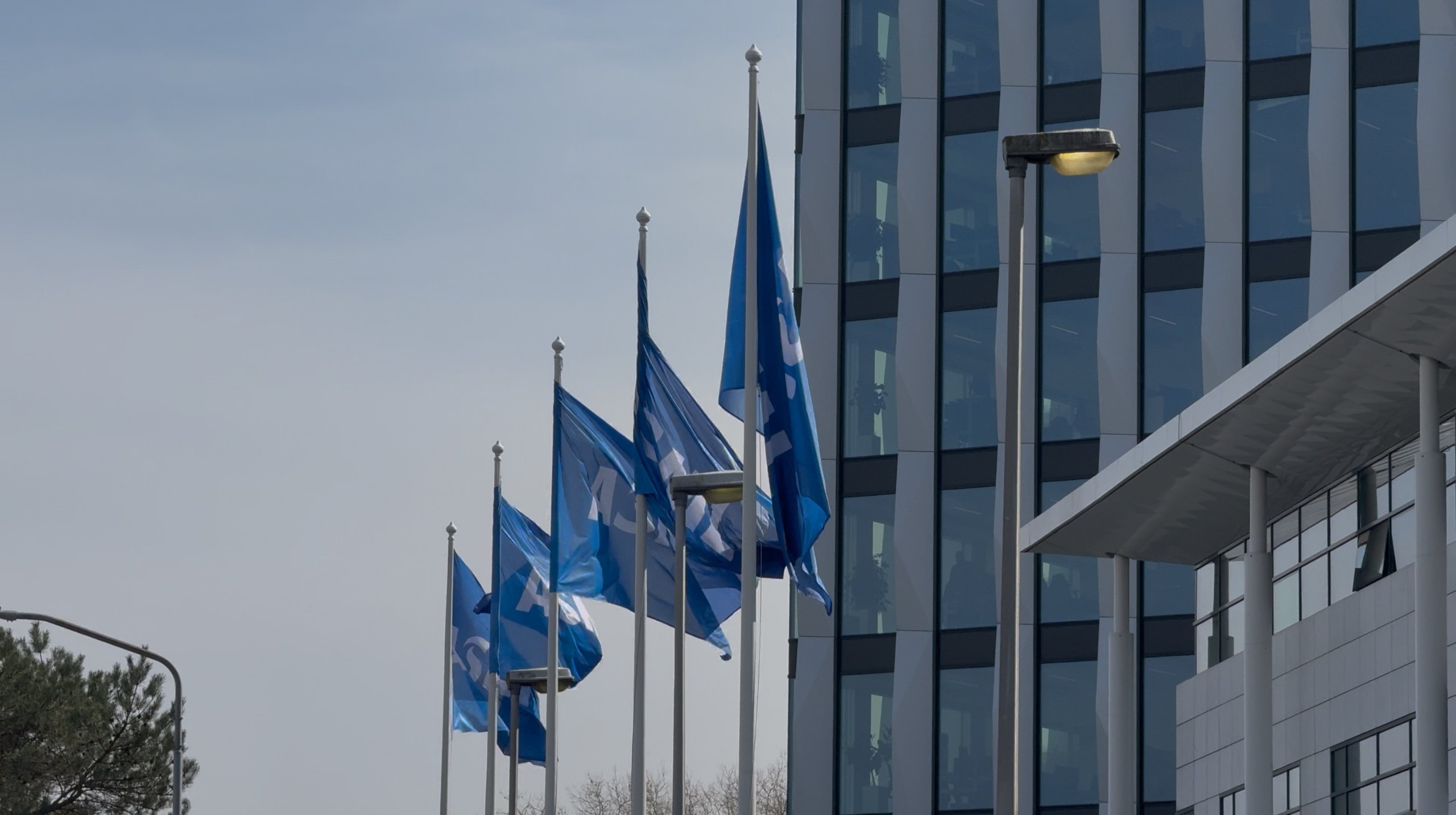 Foto: Vakbonden doen tegenvoorstel voor sociaal plan bij reorganisatie ASML