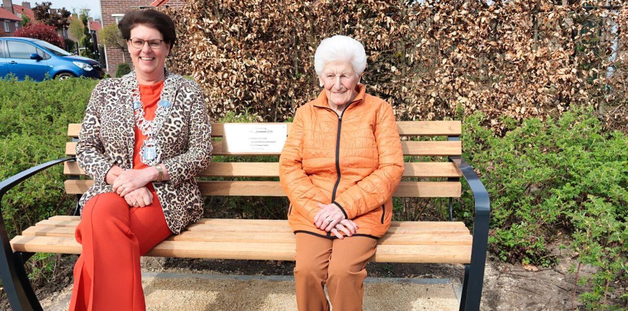 Foto: Bankje voor 100-jarige mevrouw Van Hout-Cox in Valkenswaard