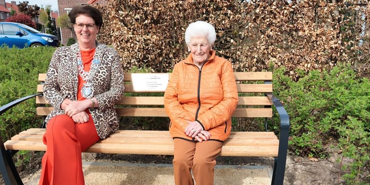Foto: Bankje voor 100-jarige mevrouw Van Hout-Cox in Valkenswaard