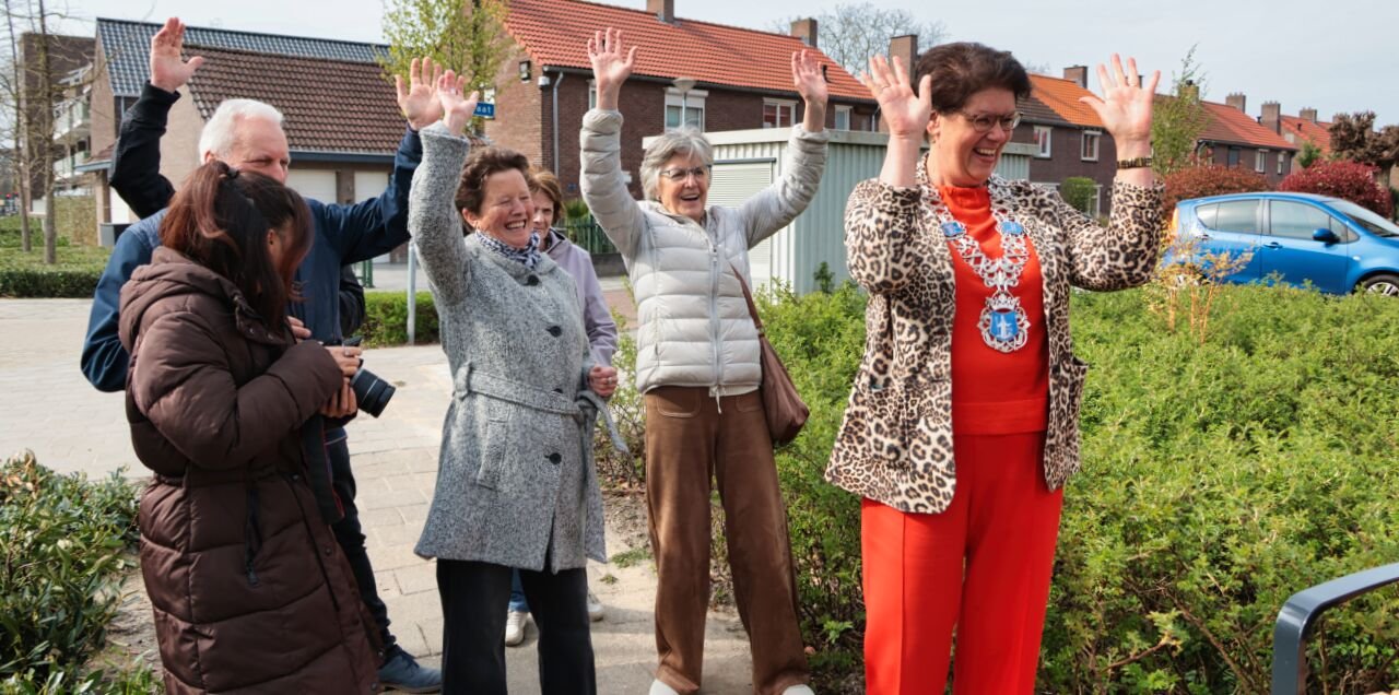 Foto: Bankje voor 100-jarige mevrouw Van Hout-Cox in Valkenswaard
