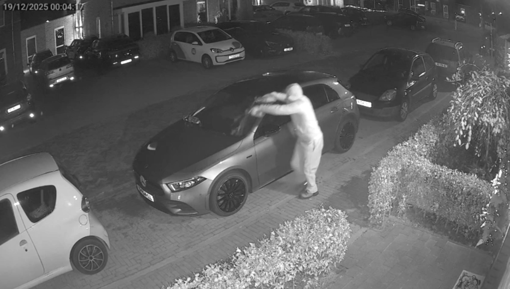 Foto: Politie toont beelden van brandstichter in Valkenswaard