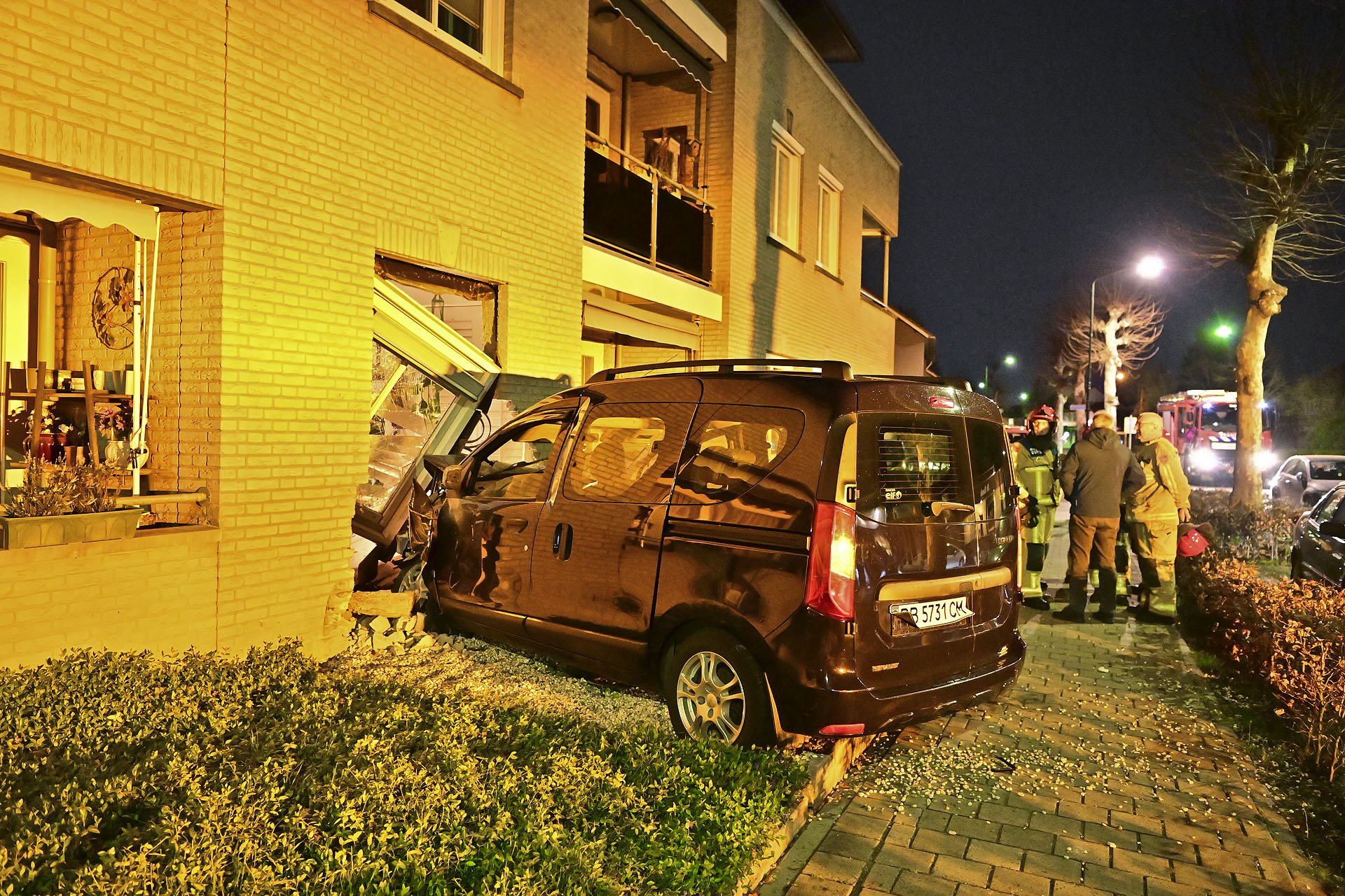 Foto: Dronken automobilist rijdt woning binnen in Hapert