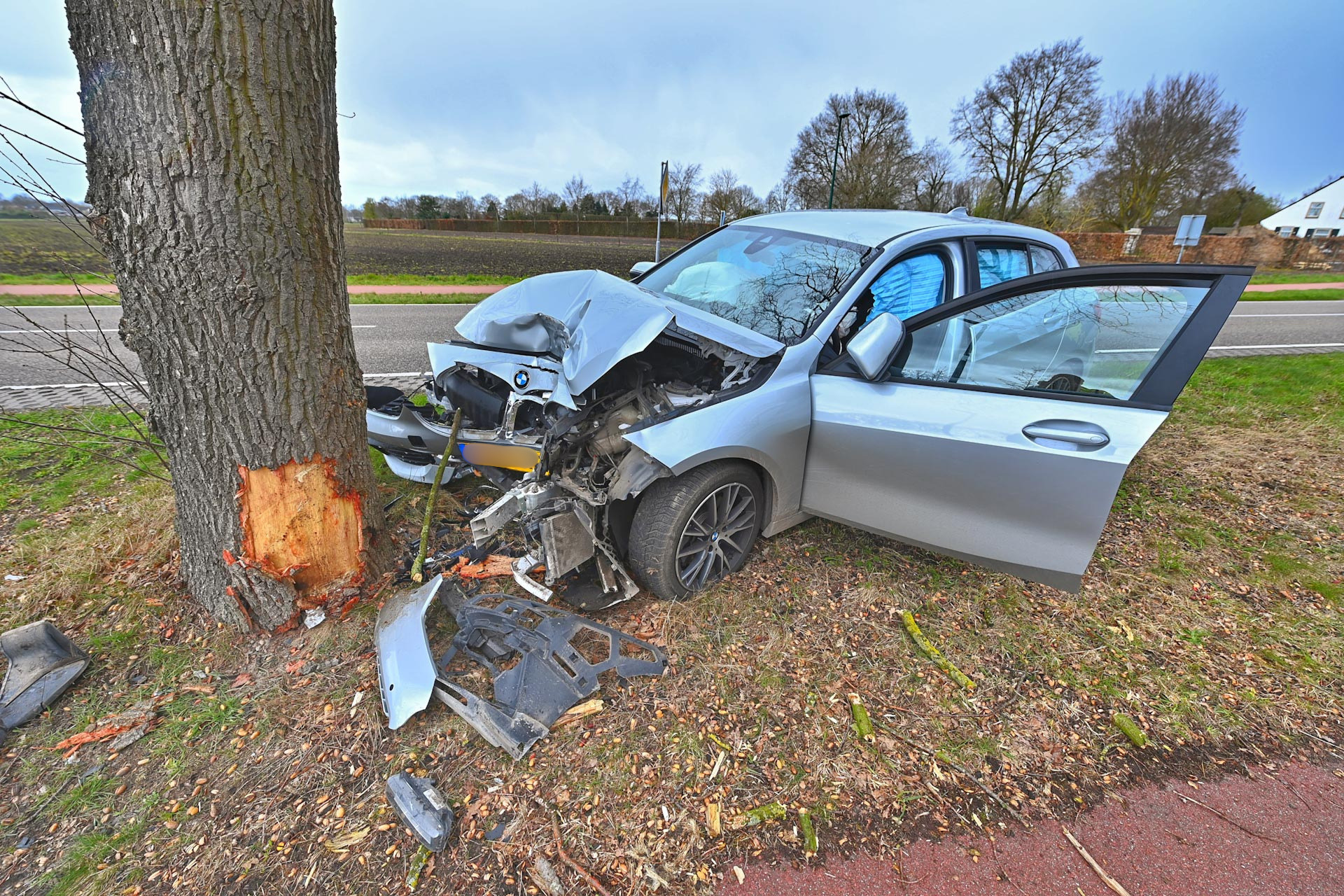 Foto: Auto botst tegen boom in Luyksgestel
