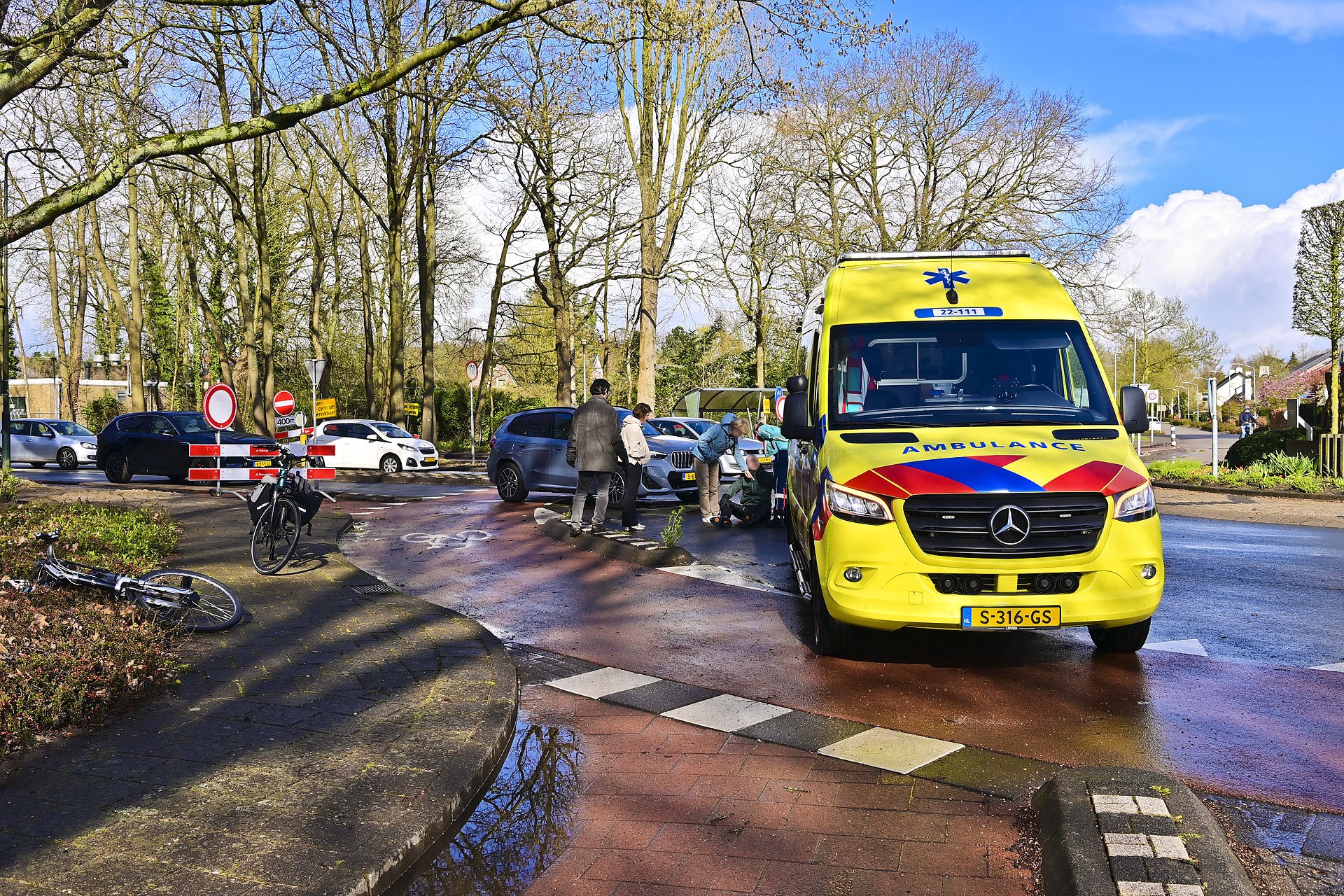 Foto: Aanrijding tussen auto en fietser op rotonde in Valkenswaard