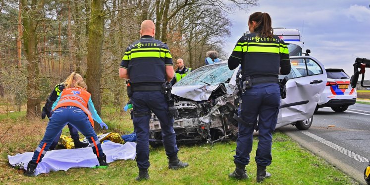 Foto: Frontale botsing op N69 bij Valkenswaard, automobilist gewond naar ziekenhuis