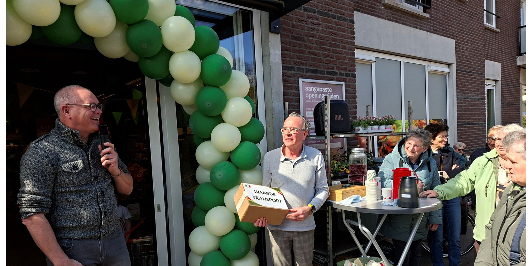 Foto: Feestelijke heropening Dorpswinkel Sterksel