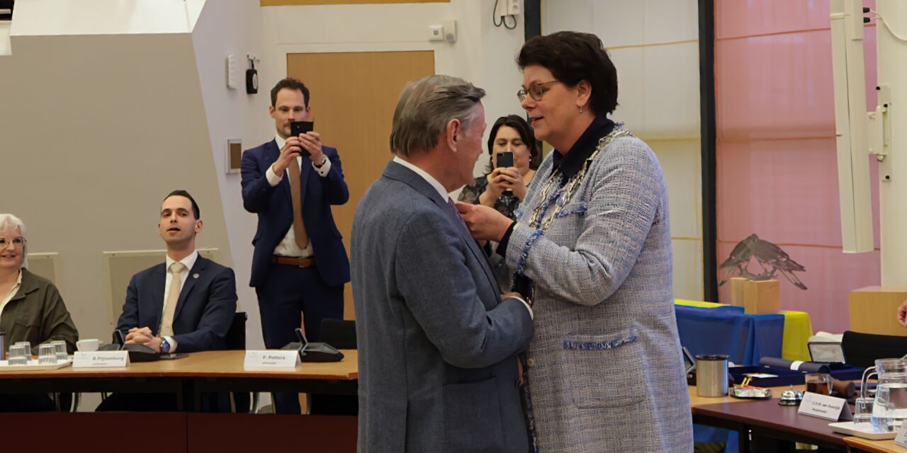 Foto: Twee raadsleden gemeente Valkenswaard Koninklijk onderscheiden