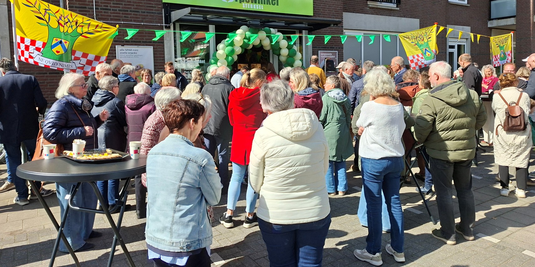 Foto: Feestelijke heropening Dorpswinkel Sterksel