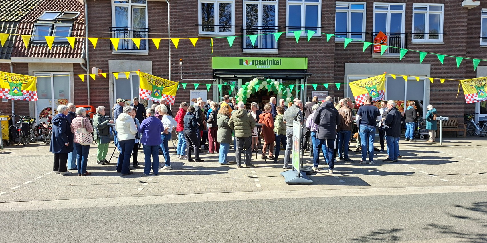 Foto: Feestelijke heropening Dorpswinkel Sterksel