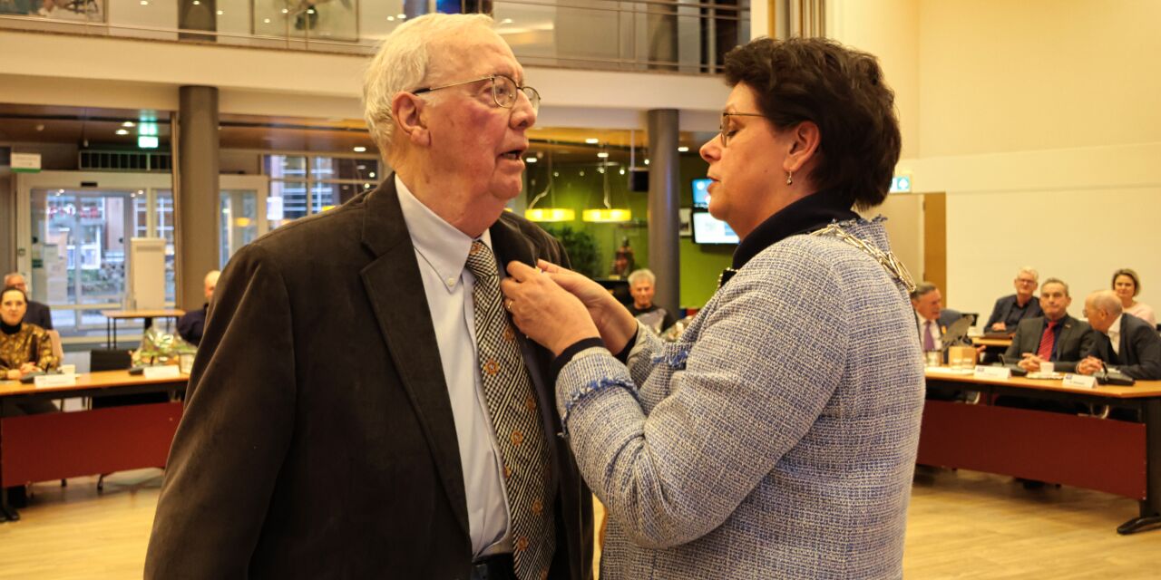 Foto: Twee raadsleden gemeente Valkenswaard Koninklijk onderscheiden