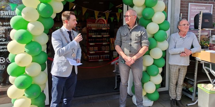 Foto: Feestelijke heropening Dorpswinkel Sterksel