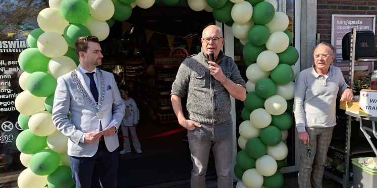 Foto: Feestelijke heropening Dorpswinkel Sterksel