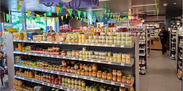 Foto: Feestelijke heropening Dorpswinkel Sterksel