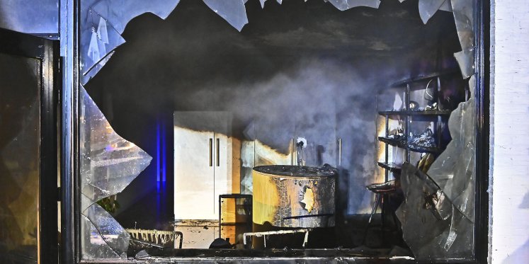 Foto: Brand in bedrijfspand in Veldhoven, mogelijk door explosief