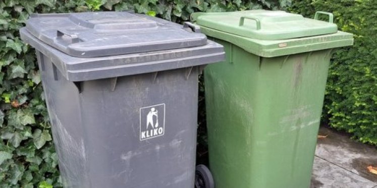 Foto: Containers met klepopening naar de weg aanbieden