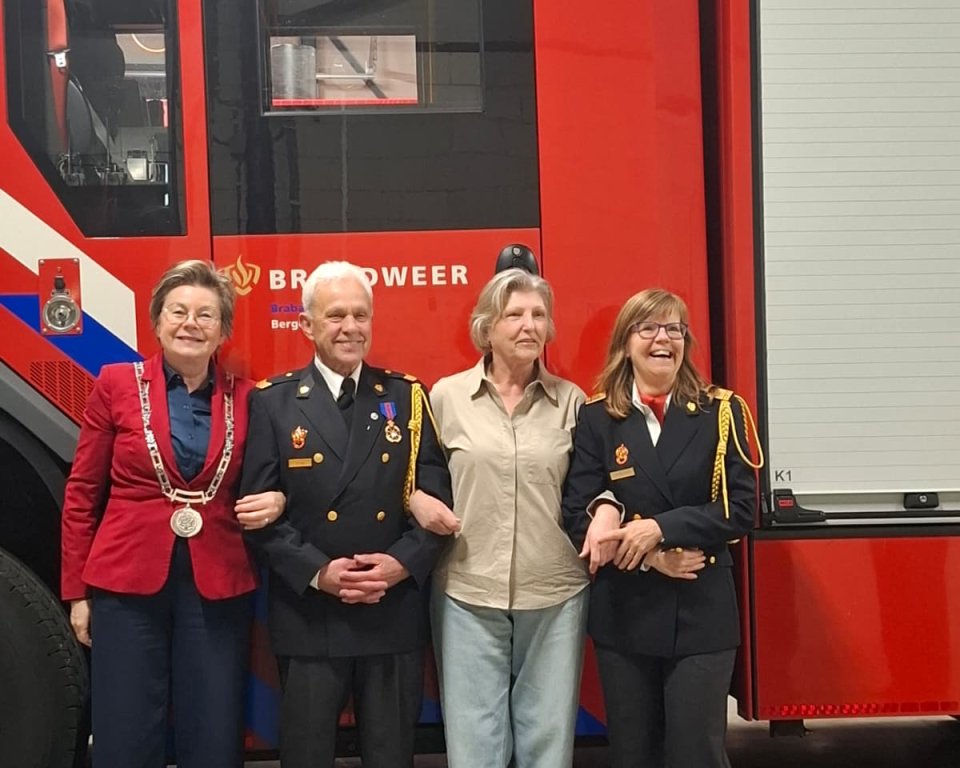 Foto: Vrijwilligersonderscheiding voor brandweerman Sjef Bloks in Bergeijk