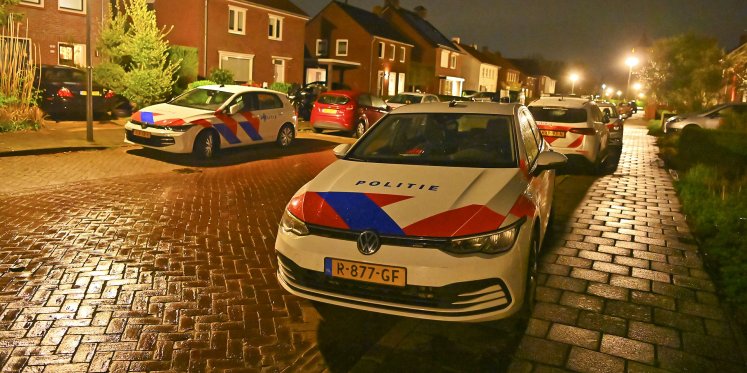 Foto: Meerdere arresaties in woning in Duizel in verband met drugsonderzoek