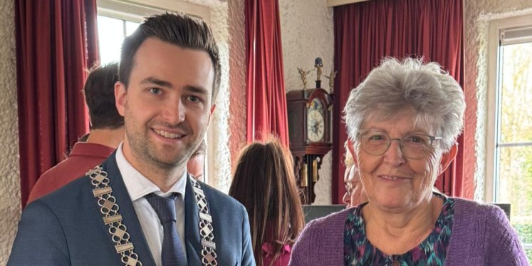 Foto: Koninklijke onderscheiding in Heeze-Leende postuum overhandigd aan nabestaanden