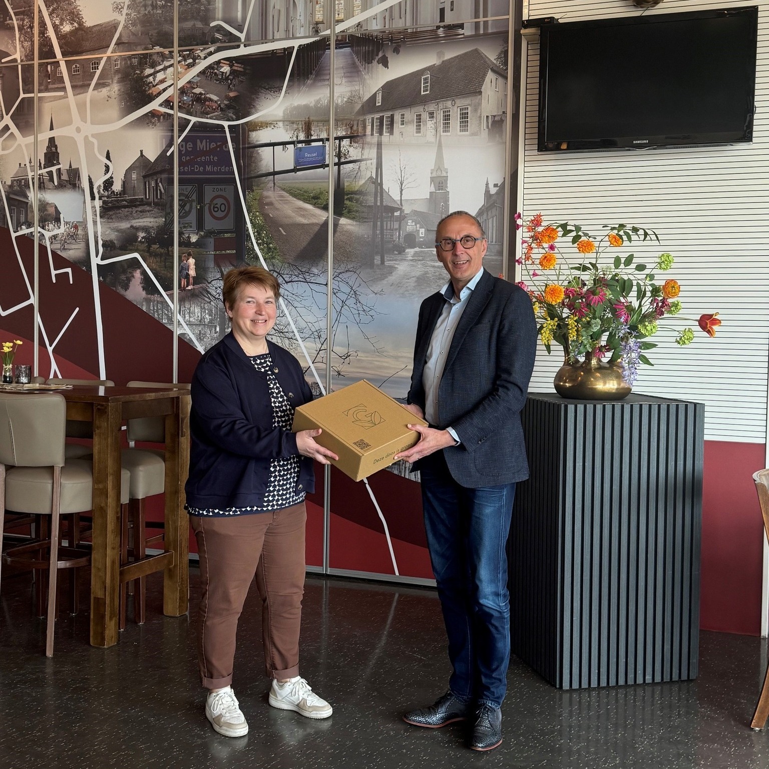 Foto: Eerste Groene Doos uitgereikt in Lage Mierde: startsein voor meer groen in de tuin