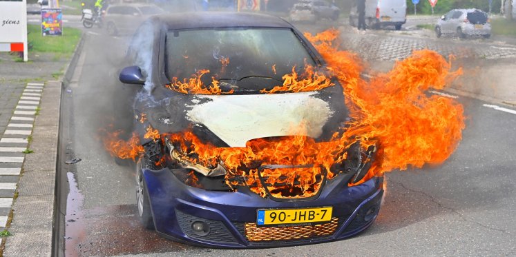 Foto: Auto brandt uit langs Valkenswaardseweg in Leende